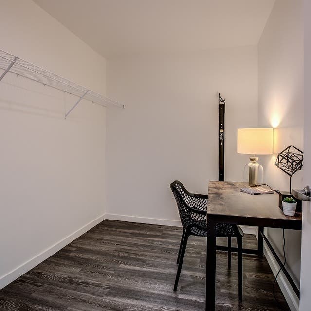 Osprey Apartments - den with built-in shelving