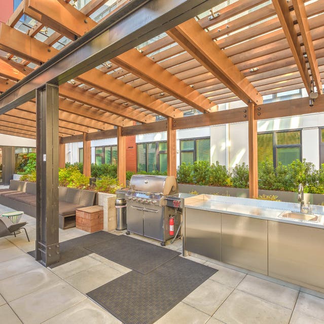 Osprey Apartments - center courtyard with outdoor kitchen